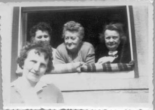 Etha Richter mit drei Frauen, aus einem Fenster schauend