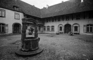 Hartmannsweiler: Schloss Ollwiller, Hof mit Brunnen