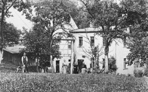Nossen-Deutschenbora. Dorfmühle um 1920 (Drechsler Johannes Matthes mit Hund), Repro