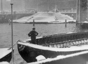 Hamburg-Altstadt. Leere Kohlenschuten auf dem Alsterfleet. Aufgenommen im Winter 1957