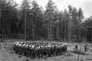 Anti-Atom-Demo im Wendland. 30.04.1984. Eine Gruppe von Demonstranten ist von Bereitschaftspolizei umzingelt