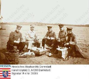 Nordeck zur Rabenau, Hugo Freiherr v. (1873-1914) / Porträt mit Offizieren auf Inspektionsfahrt in Afrika, hier: beim Picknick / Gruppenaufnahme, 2.v.l.