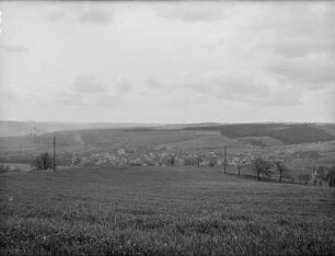 Freitaler Becken, Blick von Pesterwitz nach Südwesten über die westlichen Teile des Beckens mit Zauckerode im Vordergrund und dem Carolaschacht, links