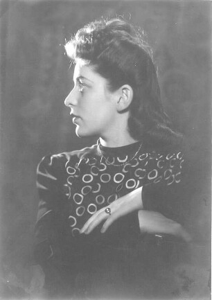 Porträt Genja Huebner, geb. Berger. Dresden, wohl 1942