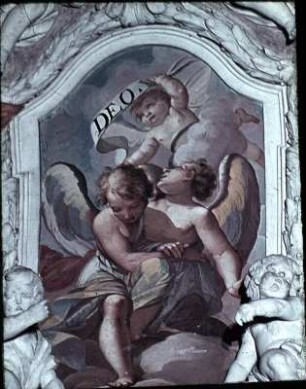 Engelgruppe und Putto mit Spruchband "... Deo"