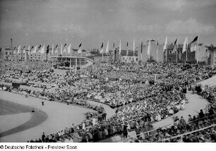 Blick auf die Zuschauertribünen des Walter-Ulbricht-Stadions während eines Fußballspiels