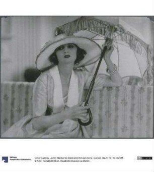 Jenny Steiner in Kleid und mit Hut von M. Gerstel