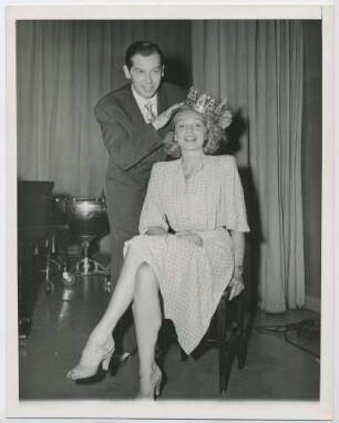 Milton Berle und Marlene Dietrich im Studio anlässlich seiner Radio Show "Let Yourself Go" (Juni 1944)