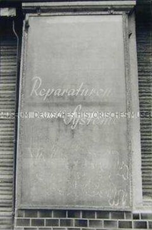 Werbeaufschrift auf einer Fassade