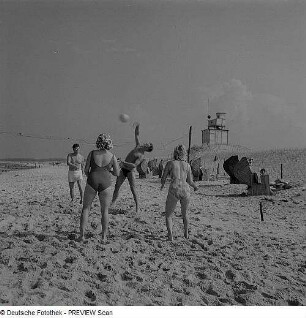 Volleyballspiel am Ostseestrand