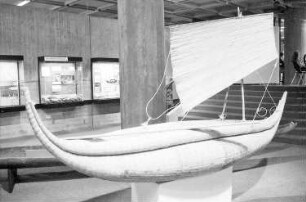 Freiburg: Ausstellung Uni Freiburg; Binsen-Balsa des Titicacasees mit Segel der URO Indianer