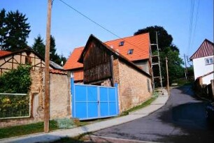 Straße, Gehöft mit blauem Blechtor