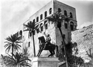 Mussolinidenkmal : Denkmal Benito Mussolinis vor dem Regierungspalast in Tripolis