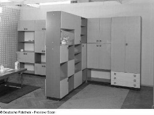 Anbauwand : Wohnzimmermöbel. Anbauwand (1976; VEB Möbelkombinat "neuzera" Rathenow) als Raumteiler