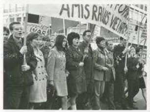Demonstration der Freien Deutschen Jugend in West-Berlin gegen die amerikanische Vietnampolitik