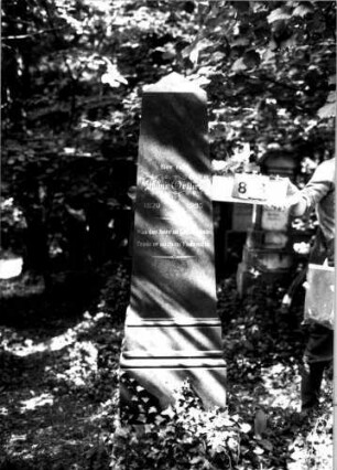 Grabstein 88 (Index: 100109464) Material: Granit, Sockel Kalkstein Zustand: gut Maße HxBxT: 202x50x33 cm Beschreibung: Obelisk, getreppter Sockel rustica Steinmetz: Beerli Besonderheit: Nummer auf Rückseite: 197a: Grabstein 88