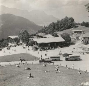 Berchtesgadener Land. Obersalzberg, Ortsansicht mit Urlaubern und Autobussen