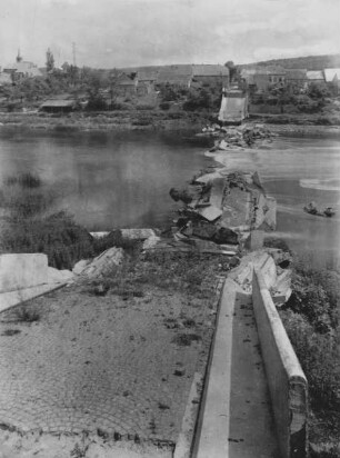 Zerstörte Saarbrücke in Kanzem/Mosel