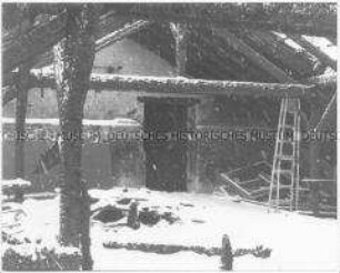 Abgebrannter Dachstuhl mit Schnee bedeckt (Altersgruppe 14-17)