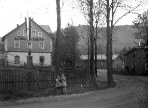 Zwei Kinder an der Bahnhofstraße