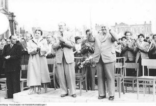 Berlin, 3. Weltfestspiele der Jugend und Studenten, Auftritt eines Kulturensembles aus der Demokratischen Volksrepublik Korea (Nordkorea), Parade im Stadion mit den Ehrengästen Wilhelm Pieck und Otto Grotewohl, Feuerwerk, August 1951