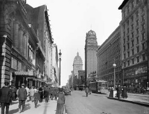San Francisco, Market Street. Blick von der Powell Street gegen Emporium Building (1896; A. Pissis) mit Aufschrift "1915" (Werbung für die Pan Pacific Exposition 1915) und Claus Spreckel's Call Building (1898; J. und M. Reid)