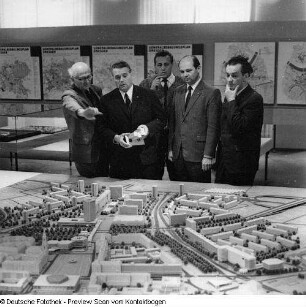 Dresdner Architekten mit Leucht am Modell