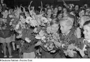Kinder mit Blumensträußen in den Händen anläßlich einer Veranstaltung zum Tag der Republik
