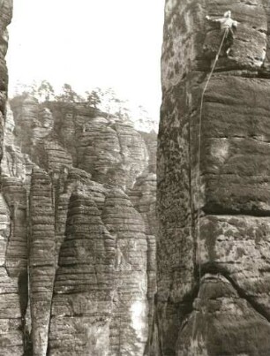 Sächsische Schweiz. Rathener Felsgebiet, Raaber Säule. Seilschaft G. Walpert und Karlheinz Gonda am Knollriß (Gipfelsöhneweg). (VIIb)