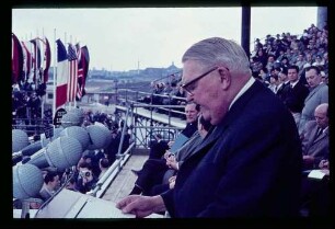 Kanzler Erhard/ am Rednerpult