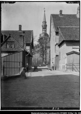 Fischerstraße mit Oker und Okerbrücke/Kirchstraße, Blick auf Holzdreherei Wilhelm Grabenhorst und die Hauptkirche B.M.V. (Positivabzug vorhanden)