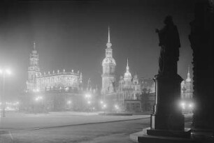 Dresden. Theaterplatz, Blick gegen die Katholische Hofkirche und Residenzschloß