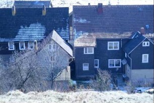 Blick von oben auf zwei Häuser mit Queranbauten