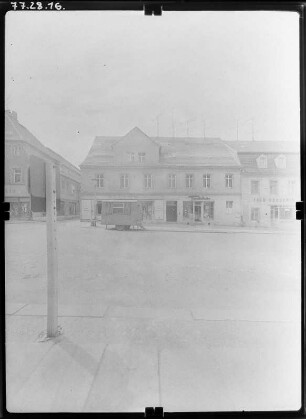 Torgau, Breite Straße. Wohnhaus mit Läden. Straßenfront