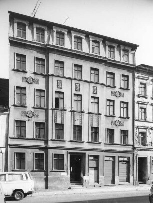 Görlitz-Altstadt, Langenstraße 18. Wohnhaus mit Laden (um 1885). Straßenansicht