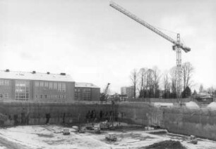 Baustelle Sächsische Landesbibliothek - Staats- und Universitätsbibliothek Dresden, Zentralbibliothek. Baugrube an der Nordwestecke mit Turmdrehkran 5 während Gründungsarbeiten. Im Hintergrund Trefftz-Bau (links) und Willers-Bau der TU Dresden : Dresden-Räcknitz, Zellescher Weg 18. Baustelle Sächsische Landesbibliothek - Staats- und Universitätsbibliothek Dresden, Zentralbibliothek. Baugrube an der Nordwestecke mit Turmdrehkran 5 während Gründungsarbeiten. Im Hintergrund Trefftz-Bau (links) und Willers-Bau der TU Dresden