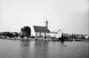 Wasserburg: Kirche vom See aus