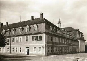 Gemeinhaus der Brüdergemeine Herrnhut : Der vordere Teil ist das älteste, noch stehende Gebäude Herrnhuts und enthält den alten Betsaal, 1724 erbaut