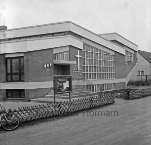 Christengemeinde Elim: Kirche: Friedensallee: Außenaufnahme: mit Namenszug: davor Jägerzaun, Aushangkasten, Fahrrad: Straße