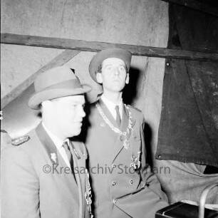 Schützenfest: Veranstalter Schützenverein Reinfeld und Umgebung von 1954 e.V.: im Festzelt: Königsproklamation: Schützenkönig Horst Möller, Funktionsträger, 1. September 1956