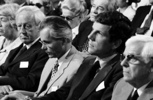 26. Tagung 1976 Physiker; Eröffnung; Ehrengäste sitzend: Frau Alfvén, Hannes Alfvén, Rudolf L. Mößbauer, V. Hauff, W. Fucks