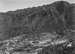 Berglandschaft : Siedlung in einem Tal einer Berglandschaft in Eritrea
