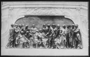Budapest. Relief an dem Graf-Andrassy-Denkmal (1906) : Budapest. Reiterstandbild von Gyula Andrássy (1906; György Zala). Relief mit Verhandlungsszene (Graf Andrássy als Außenminister auf dem Berliner Kongress 1878) am Postament. Das Denkmal wurde 1945 abgetragen und eingeschmolzen, 2016 wurde eine Kopie aufgestellt.