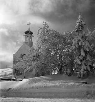 Verschneite Kapelle