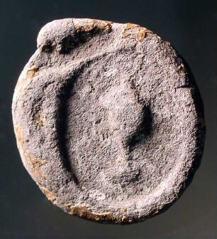 Bleigewicht mit Darstellung eines kelchförmigen Bechers