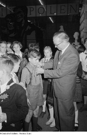 Kinder zu Besuch auf der Leipziger Herbstmesse 1954 in der polnischen Sektion