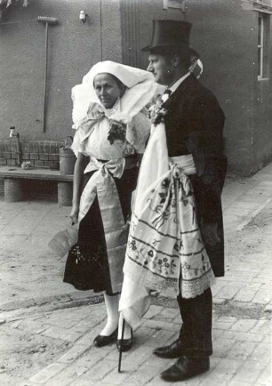 Hochzeitsbitter mit seiner Frau aus Kunersdorf : Kleidung - niedersorbische Tracht. Ort: Kósobuz / Kunersdorf. Hochzeitsbitter mit seiner Frau.
