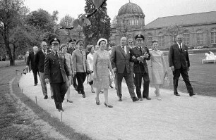 Besuch der Bundesgartenschau durch US-Offiziere und ihre Ehefrauen.