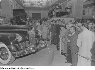 Besucher in der sowjetischen Ausstellungshalle (Sowjetischer Pavillon) für Autos