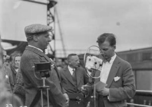Expeditionsleiter Hans Schomburgk und Expeditionsteilnehmer? Marek an einem Mikrofon, 2. Juni 1931